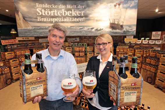 Elisa Raus (Marketing) und Arnd-Henning Böttrich (Betriebsleitung) präsentieren die neuen 4er-Packs