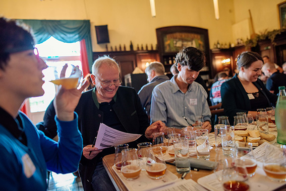 Die Expertenjury aus Brauern und Biersommeliers wird in diesem Jahr Witbiere - Belgischer Brauart verkosten und bewerten.
