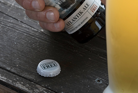 Schriftzug statt Kogge: Die Kronkorken der alkoholfreien Brauspezialitäten unterscheiden sich von den klassischen Kronkorken.