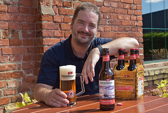 Freut sich auf die goldene Jahreszeit mit dem Herbst-Festbier: Betriebsleiter Thomas Ott.