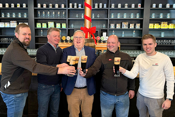 Ein Hoch auf die Zusammenarbeit: Inhaber Jürgen Nordmann sowie Störtebeker Brauer und Vertreter der Olde Mecklenburg Brewery stoßen auf die Zusammenarbeit an.