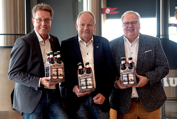 Die Störtebeker Geschäftsführer Henning Meyer, Jürgen Neuhaus und Jürgen Nordmann (v.l.n.r.) präsentieren die alkoholfreien Brauspezialitäten.