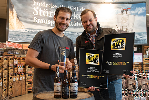Braumeister Paul Gradl und Jens Reineke-Lautenbacher freuen sich über 3x Gold.