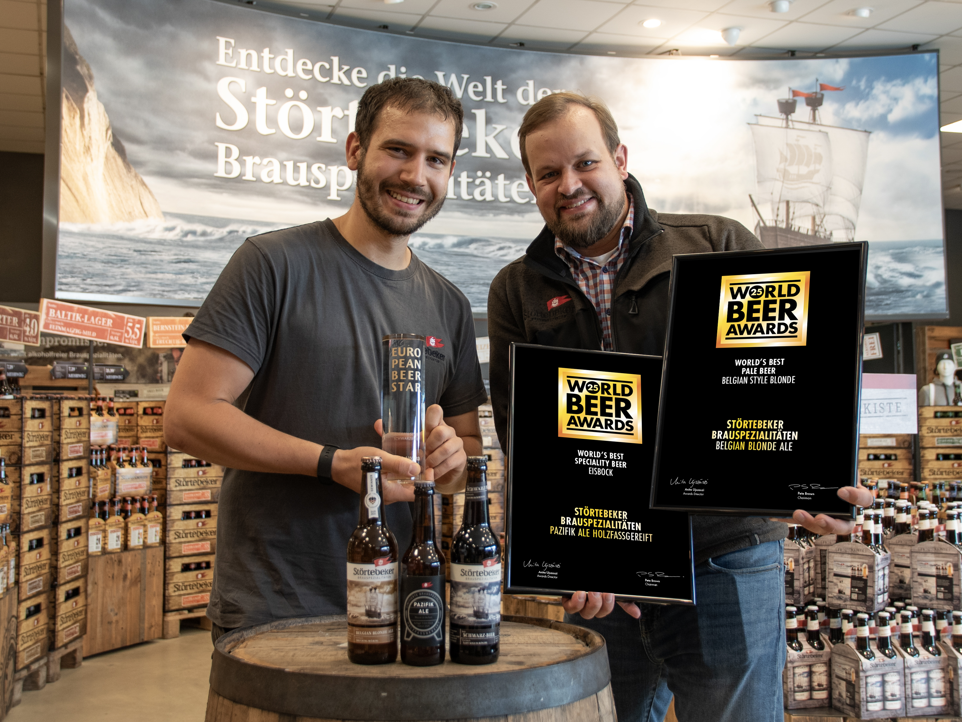 Braumeister Paul Gradl und Jens Reineke-Lautenbacher freuen sich über 3x Gold.