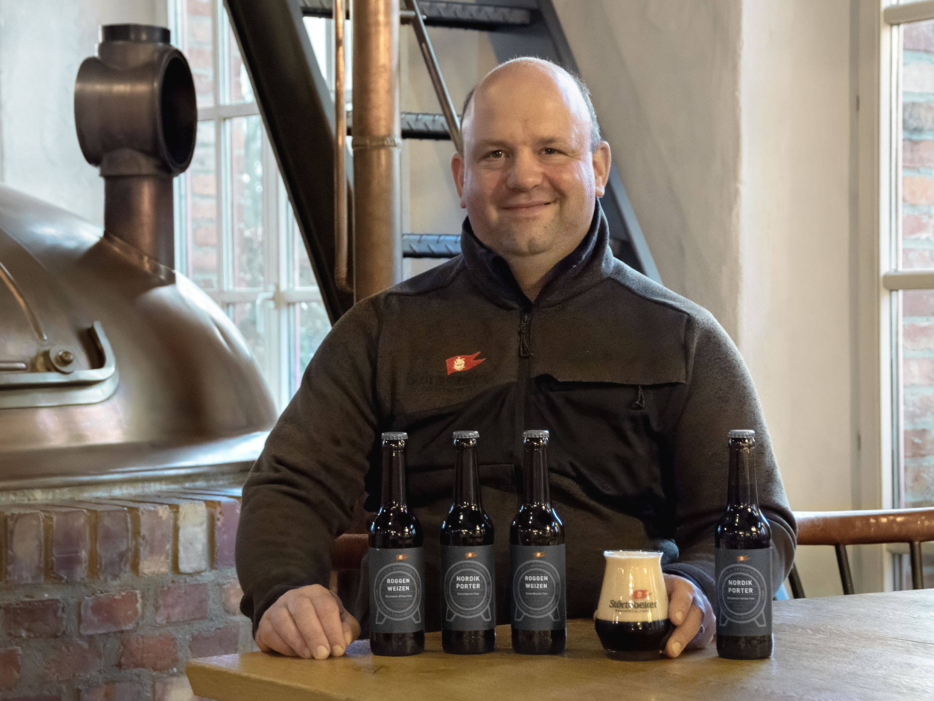 Brauer Christoph Puttnies präsentiert die holzfassgereiften Biere.